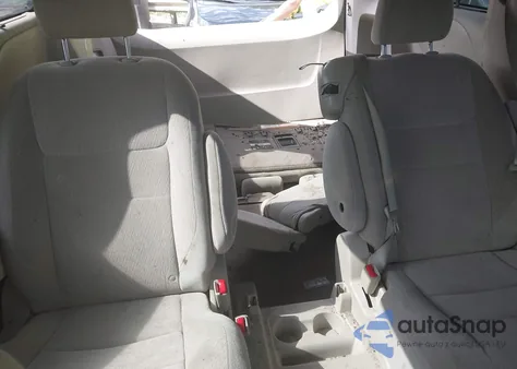 2015 Toyota Sienna Le 8 Passenger z USA, uszkodzony, nr VIN 5TDKK3DC9FS689874